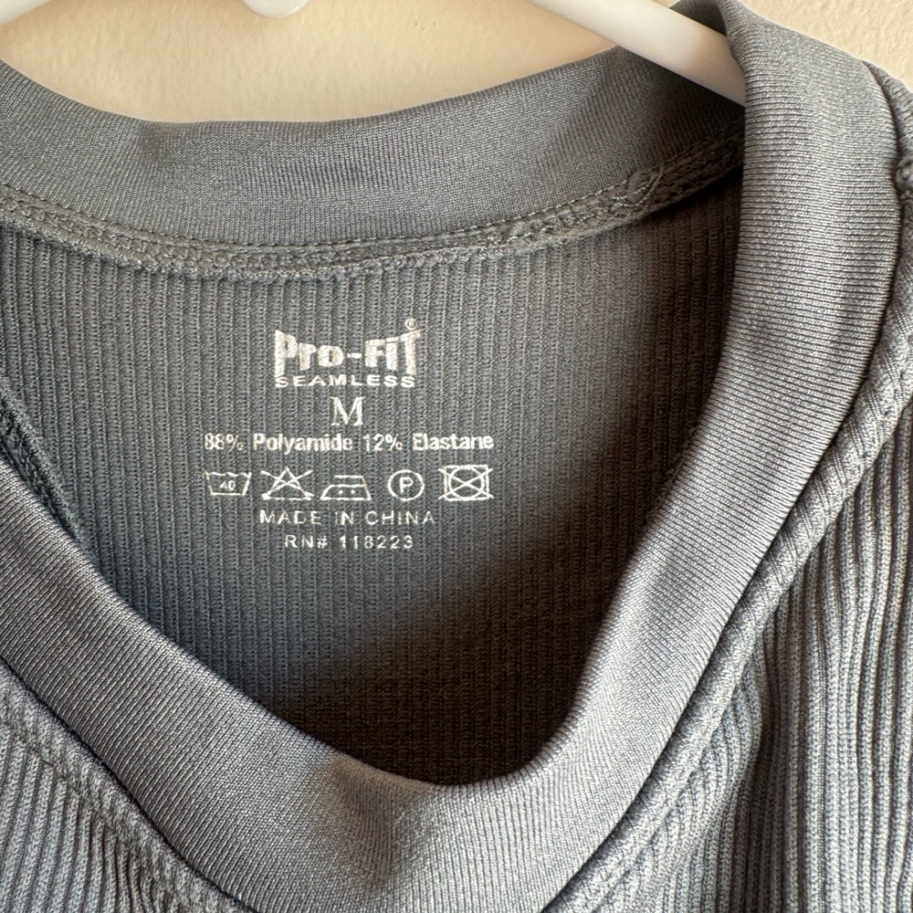 Pro Fit Gray Ribbed Tank Top Medium - Picture 2 of 5